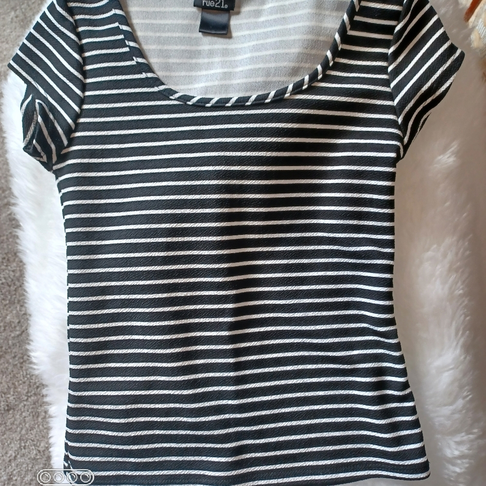 RUE 21 BLOUSE XS... #E05